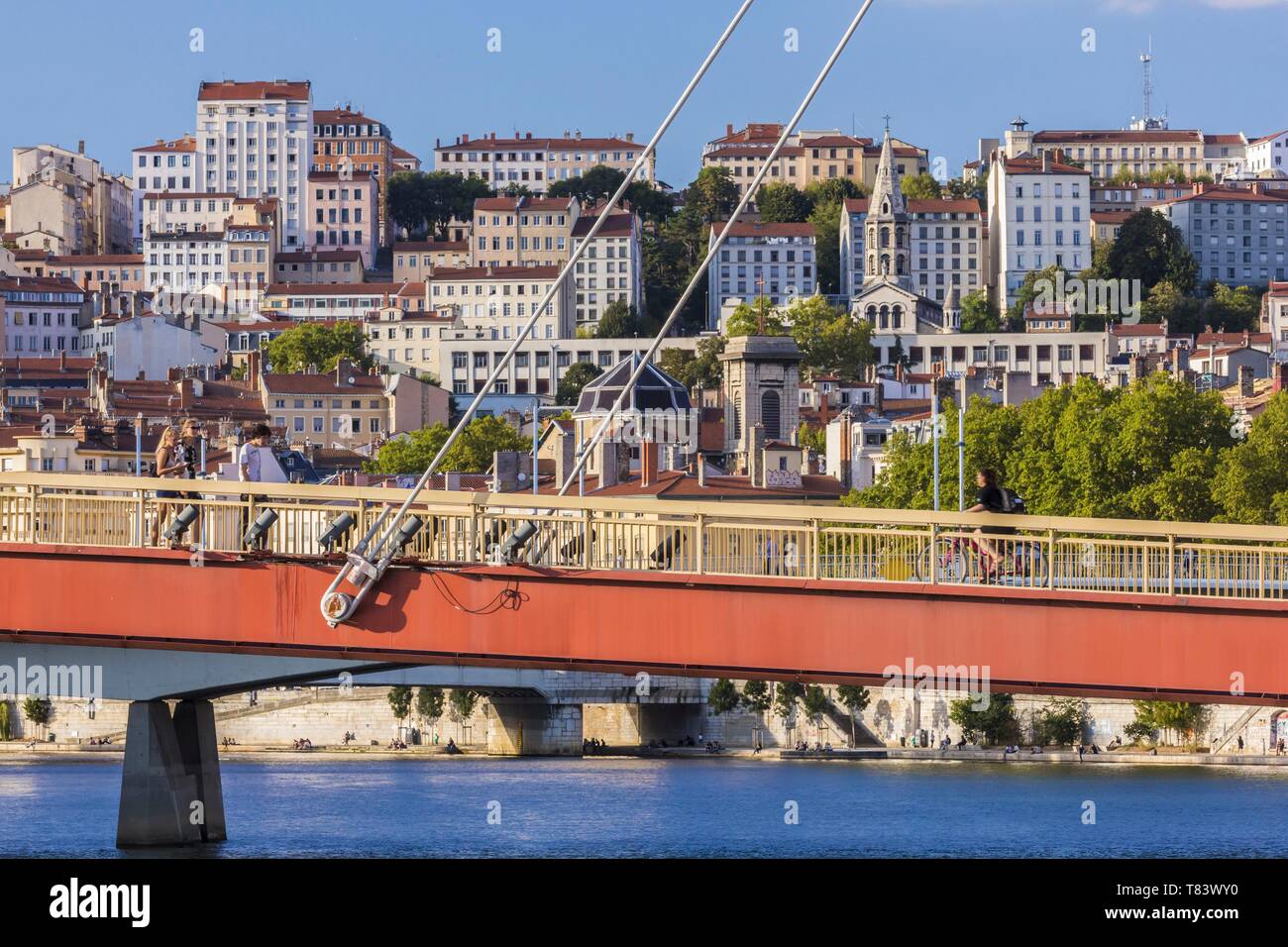 France, Rhone, Lyon, historical site listed as World Heritage by UNESCO, Vieux Lyon (Old Town), footbridge of the Palais de Justice on the Saone river connecting the Cordeliers district to the Vieux Lyon district with a view of the Croix-Rousse district and Bon-Pasteur church Stock Photo
