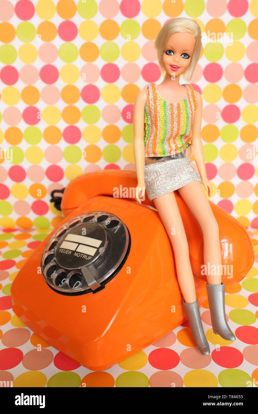 Barbie #1726 Twiggy Mod (1967-68) in #1725 Twiggy Turnouts (1968 Stock  Photo - Alamy