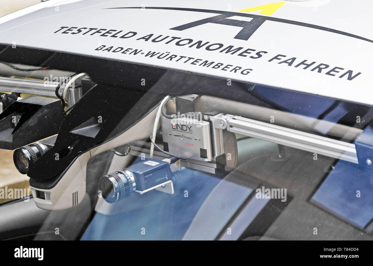 Karlsruhe, Germany. 10th May, 2019. At the Karlsruhe Institute of Technology (KIT), a car, a so-called experimental vehicle, is used for research into autonomous driving. On the roof the writing 'Testfeld autonomes Fahren Baden-Württemberg' can be read. Inside the car, cameras are mounted behind the windscreen. The car will be presented at the opening of the Profilregion Mobilitätssysteme Karlsruhe. Credit: Uli Deck/dpa/Alamy Live News Stock Photo