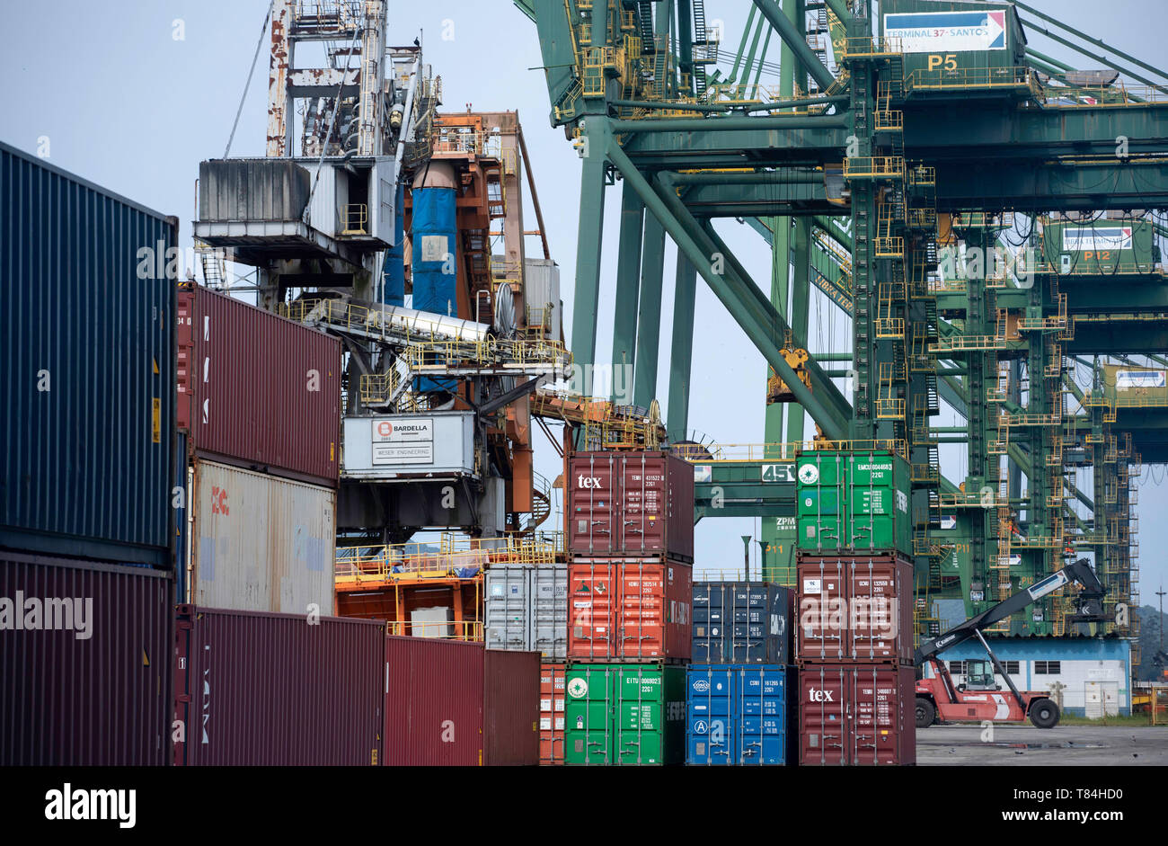 Santos, Brazil. 10th May, 2019. Handling at the Port of Santos terminal on the afternoon of this Friday (10). Volume of cargo moved within the Port continues to grow year by year. Credit: Bruno Rocha/FotoArena/Alamy Live News Stock Photo