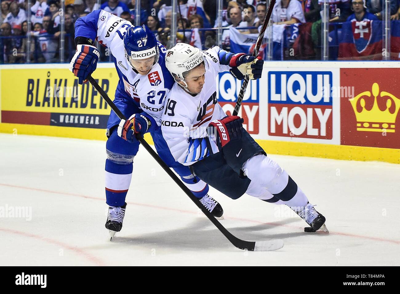 Stockdale's Third-Period Goal Vaults No. 13 Men's Ice Hockey to 2