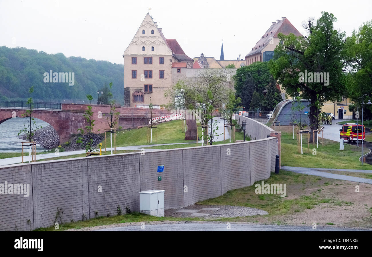 Grimma, Germany. 11th May, 2019. A flood protection wall in the city centre is intended to protect the city. Around 100 helpers from the fire and water brigades have practiced closing the 78 elements as quickly as possible. Credit: Sebastian Willnow/dpa-Zentralbild/dpa/Alamy Live News Stock Photo