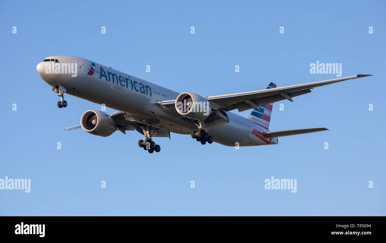 American Airlines Boeing 777 N734AR on final approach to London-Heathrow Airport LHR Stock Photo