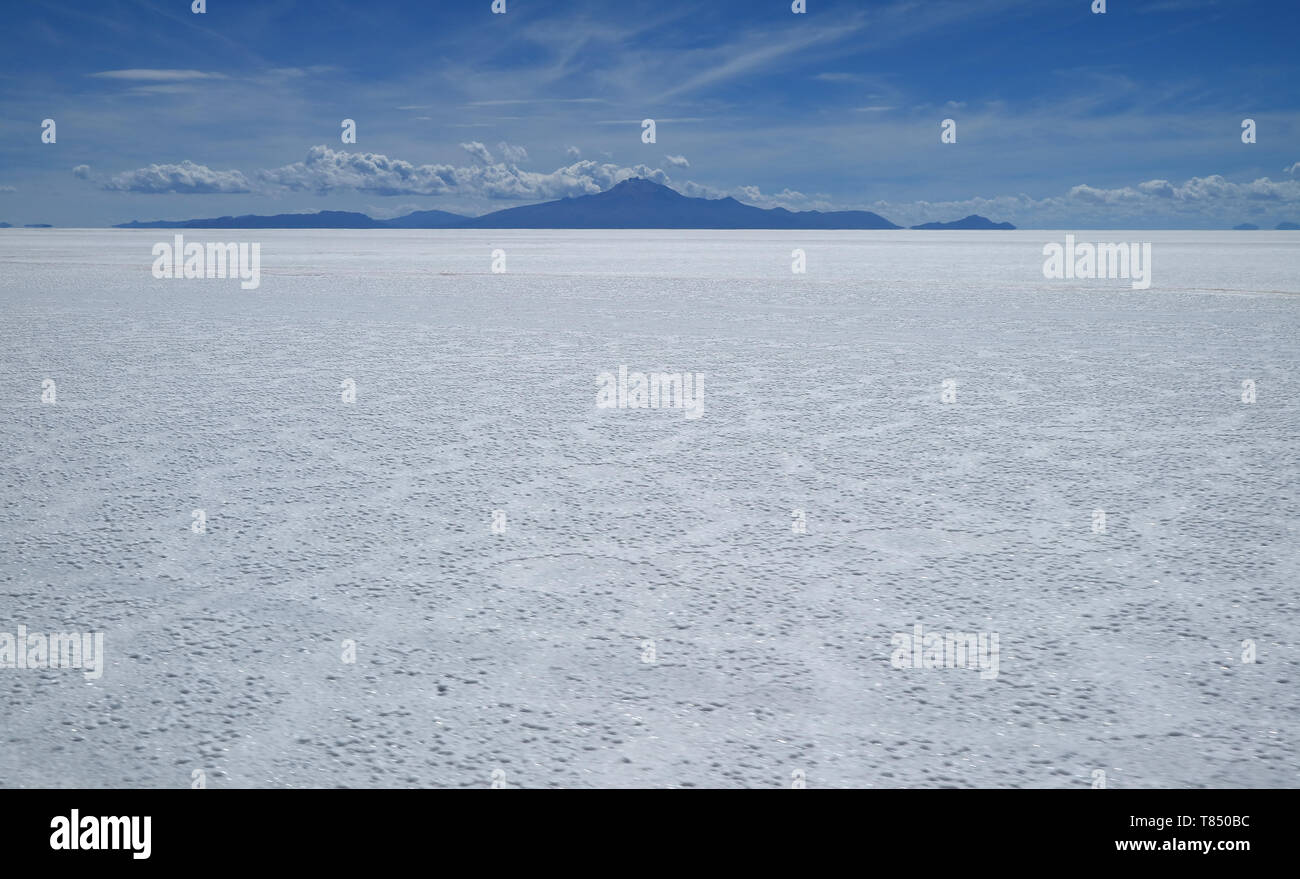 Incredible Salar de Uyuni, the world's largest salt flat at 10,582 square kilometers, Potosí department of Bolivia Stock Photo