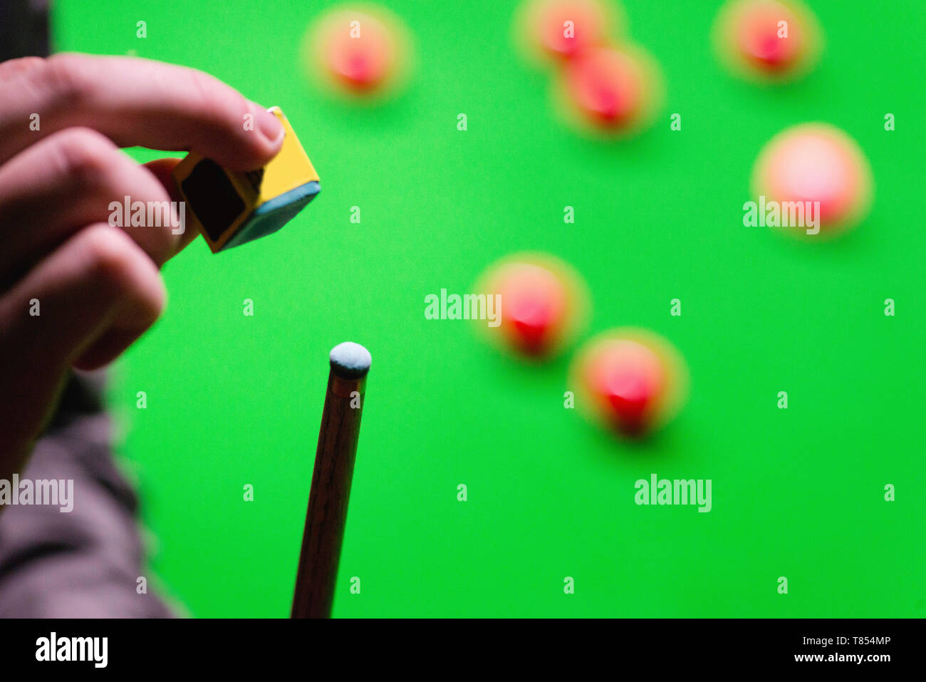 Chalking pool cue Stock Photo Alamy