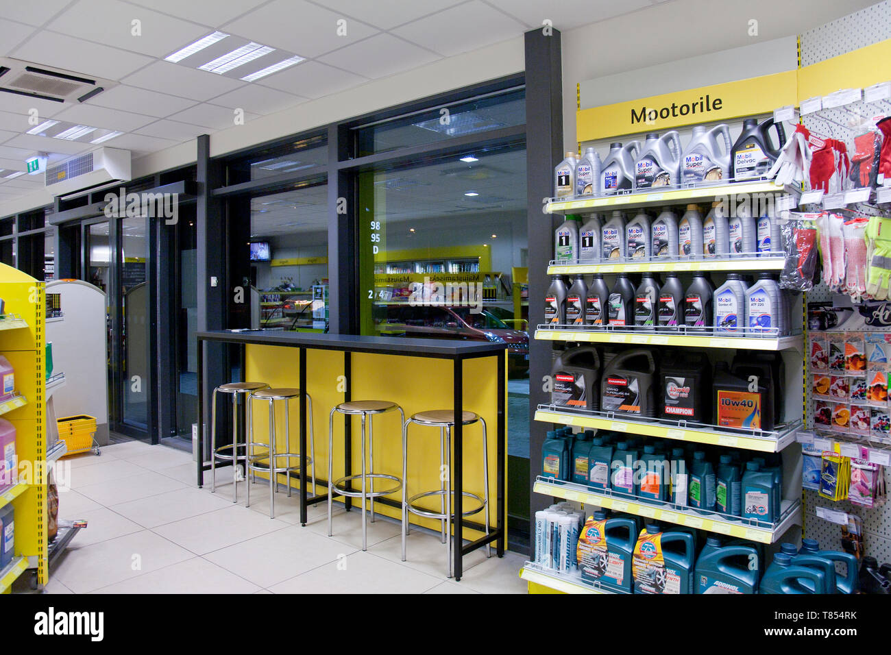 Motor Oil at a Convenience Store Stock Photo Alamy