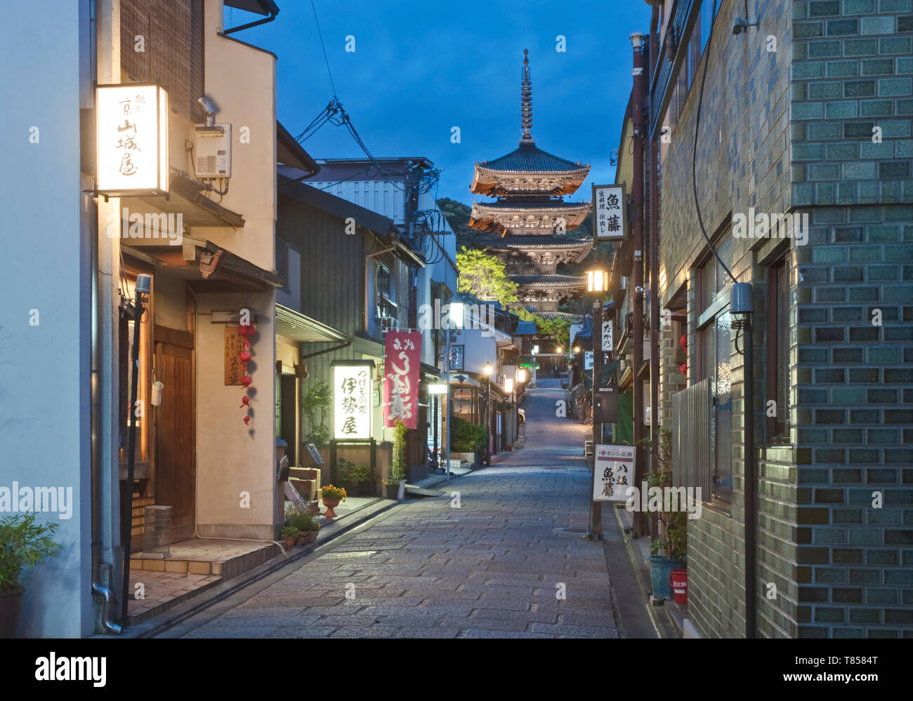 Yasaka pagoda hi-res stock photography and images - Alamy