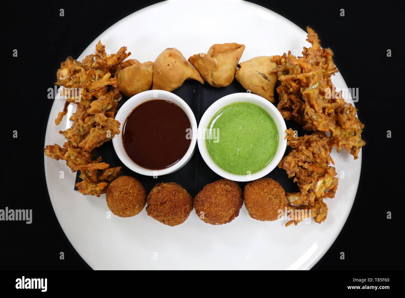 Indian Snack Pakora Platter With Mint And Tamarind Sauce Stock Photo Alamy