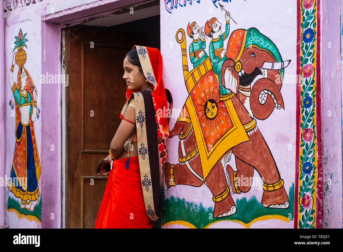 Buy HOUSE OF BEGUM Women's Peach Banarasi Saree with Zari Work and Printed  in India at best price |f2fmart.com