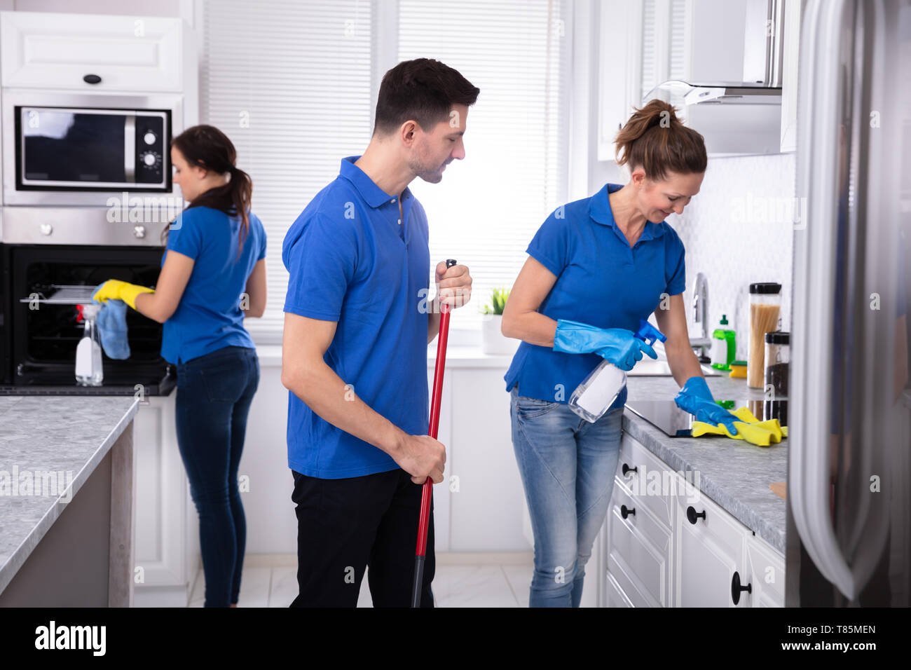 Kitchen workers in uniform hi-res stock photography and images - Alamy