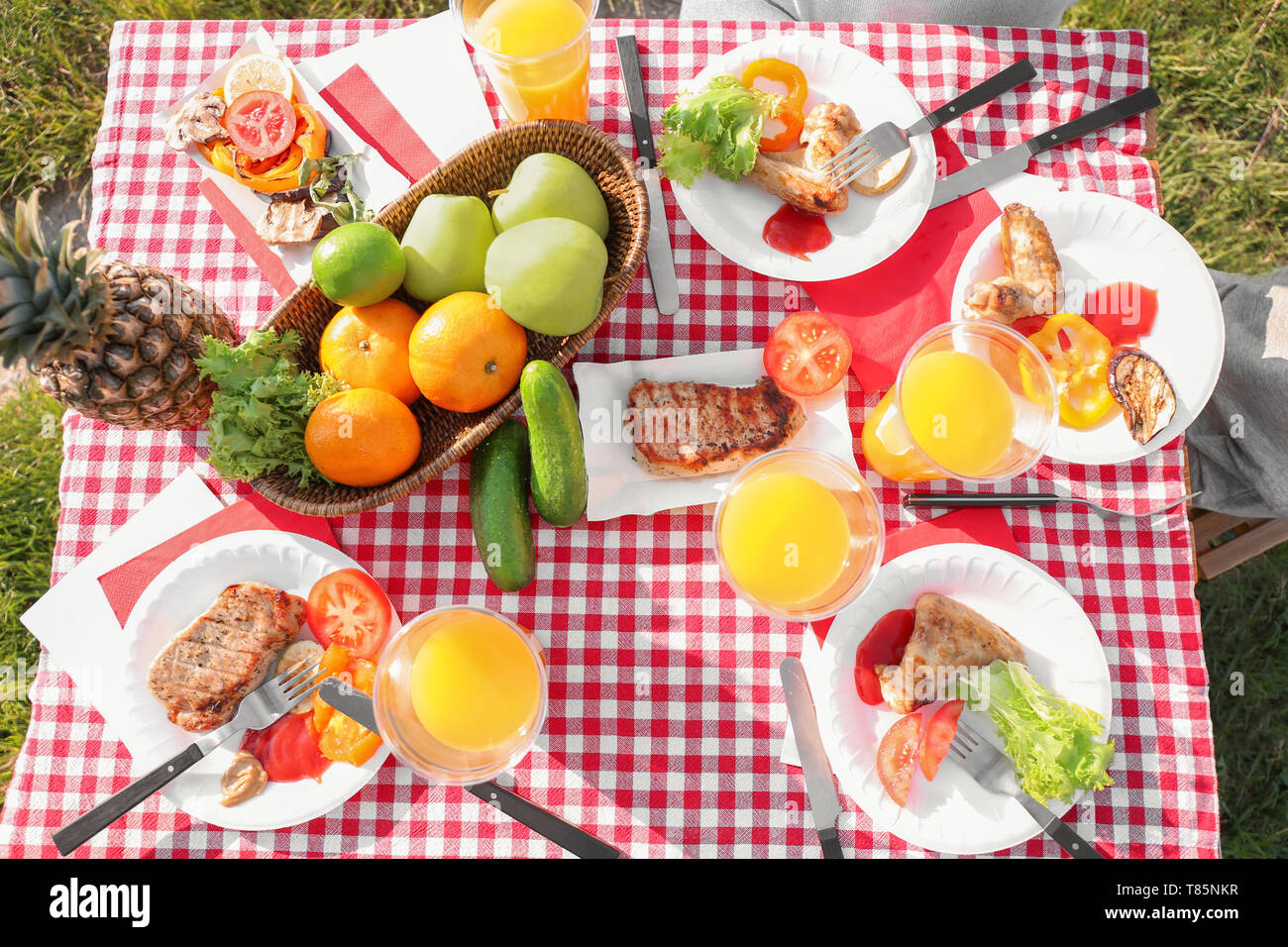 Table food glasses juice hands hi-res stock photography and images - Alamy