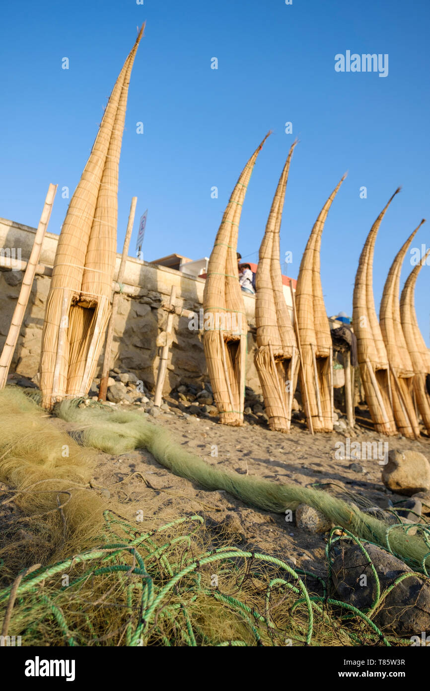 Traditional peruvian reed watercraft hi-res stock photography and ...