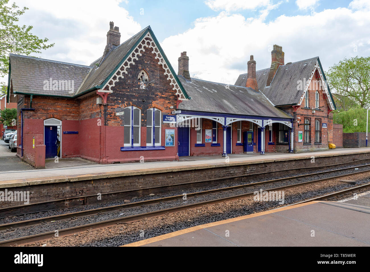 Platform and buildings of Sankey for Penketh Railway Station, West Warrington, Cheshire, England Stock Photo