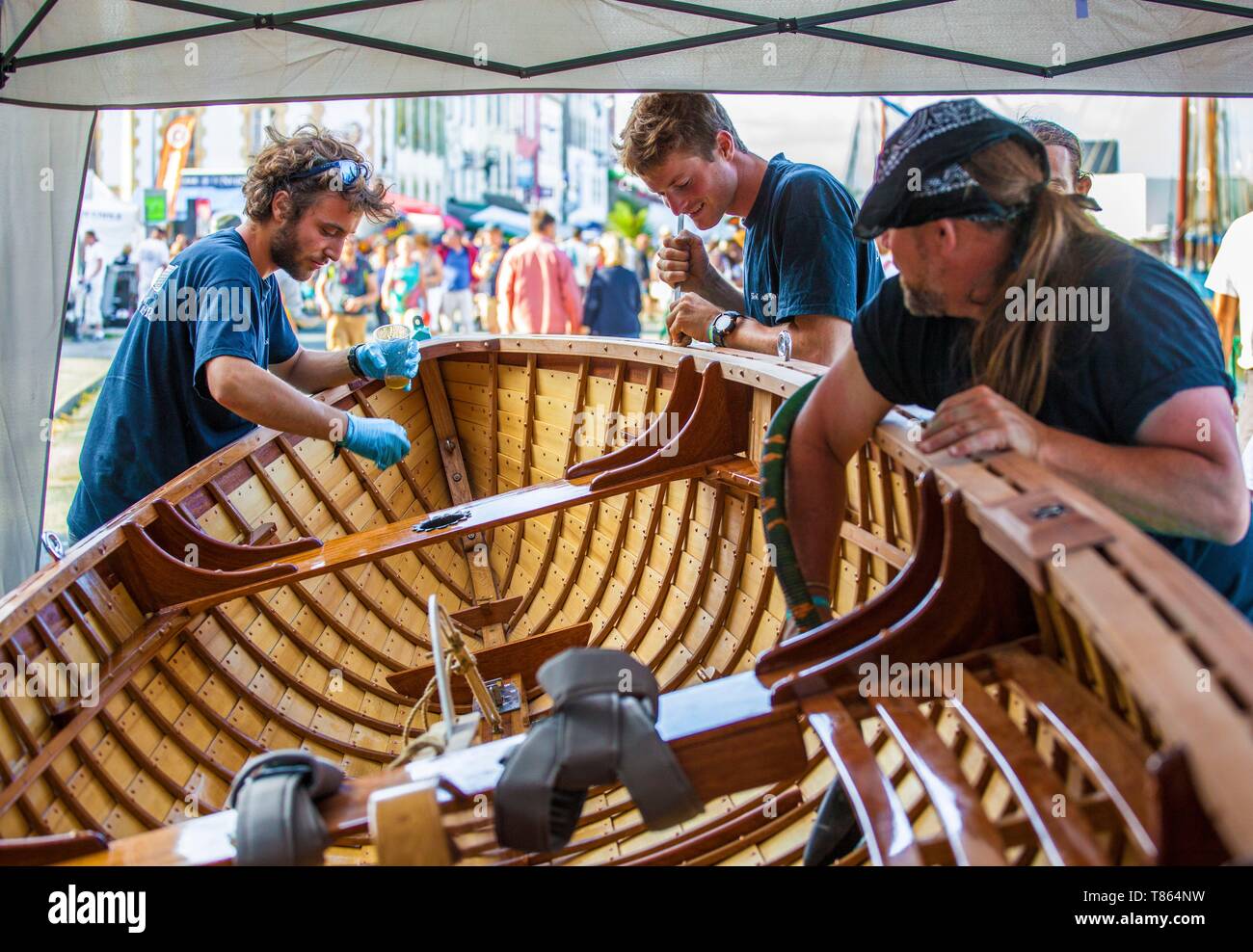 France, Finistere, Douarnenez, Temps Fete Maritime Festival, shipwright work on traditional boat in Rosmeur harbour Stock Photo