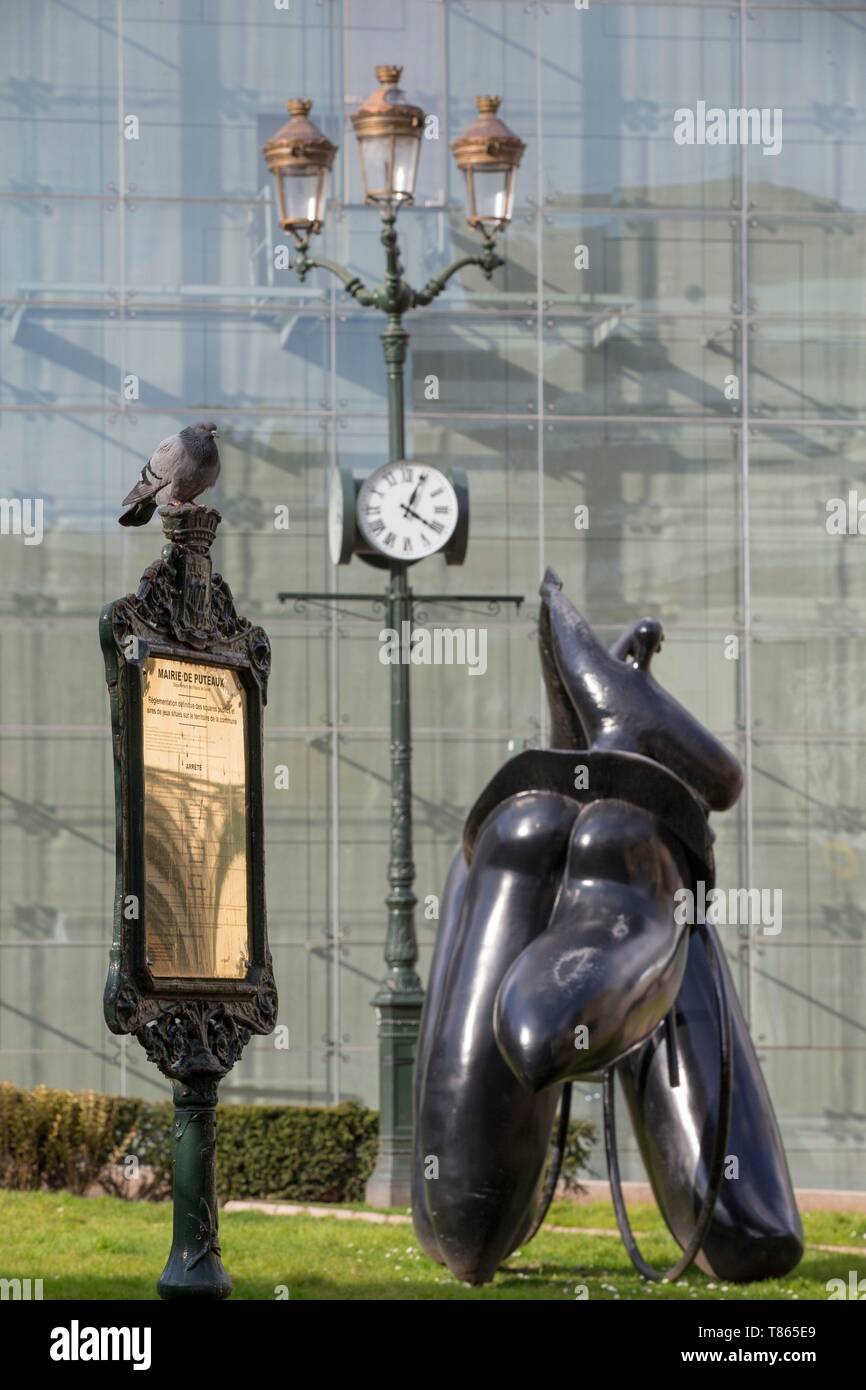 France, Hauts de Seine, Puteaux, pigeon, municipal panel and Le Courrier du Coeur, sculpture by Jean-Louis Toutain Stock Photo