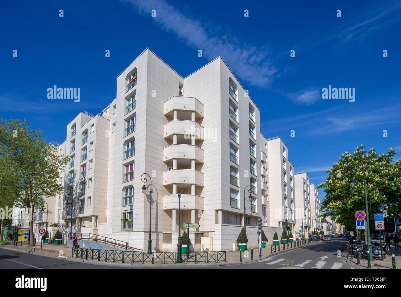 France, Hauts de Seine, Puteaux, residence HLM Old Church Stock Photo