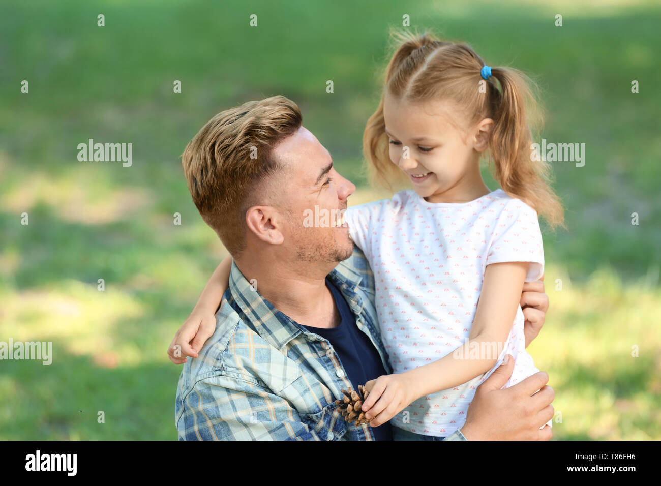 Happy father and daughter in green park Stock Photo - Alamy