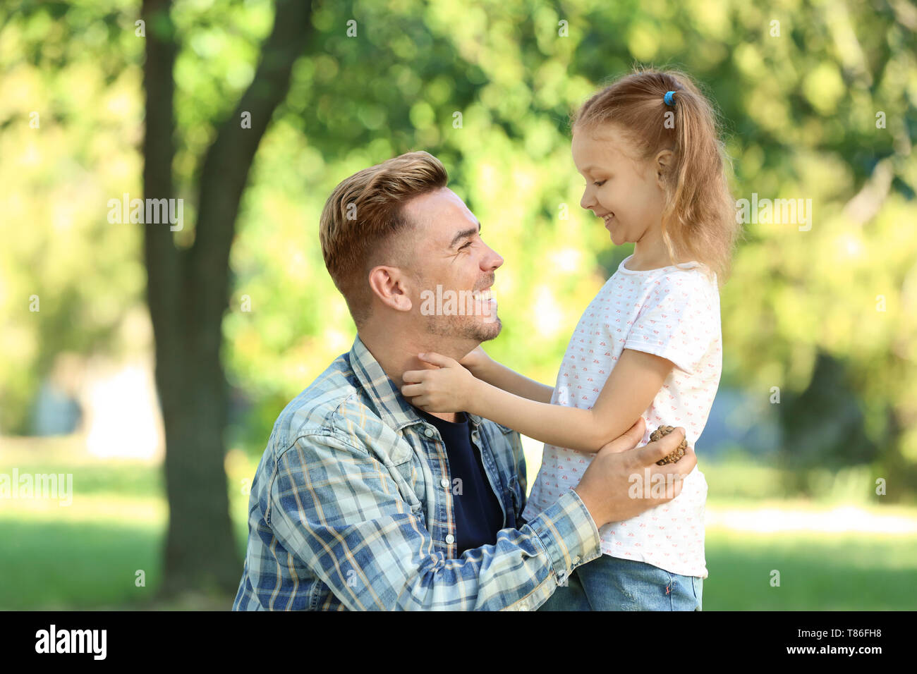 Happy father and daughter in green park Stock Photo - Alamy