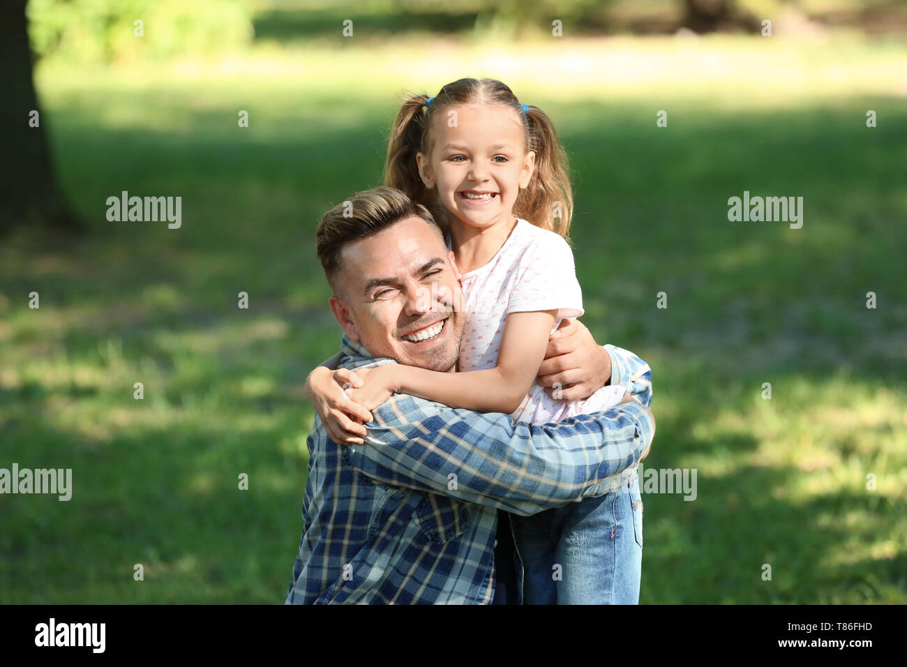 Portrait of father and daughter in green park Stock Photo - Alamy