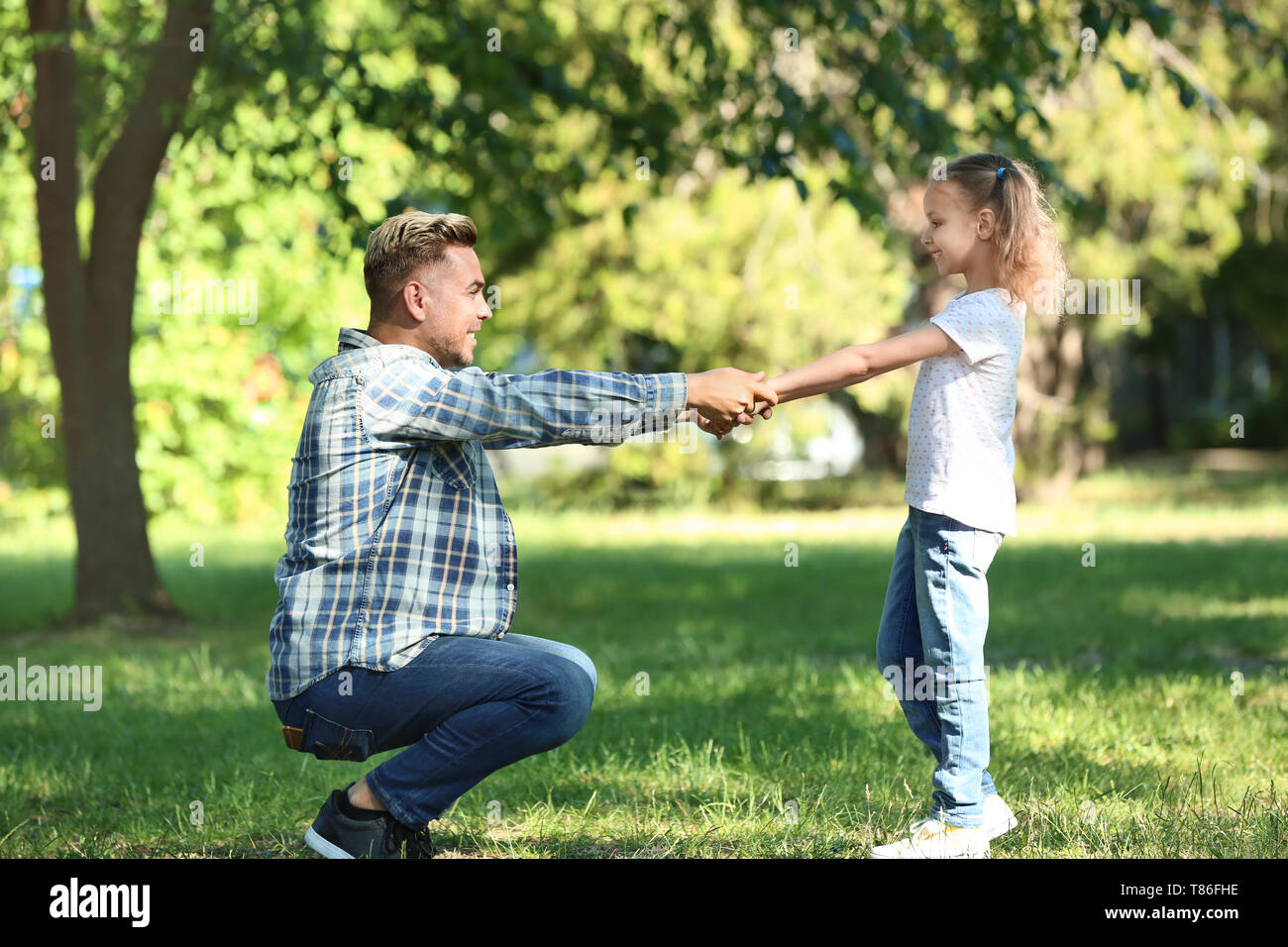 Happy father and daughter in green park Stock Photo - Alamy