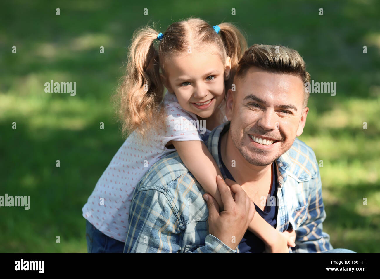 Happy father and daughter in green park Stock Photo - Alamy