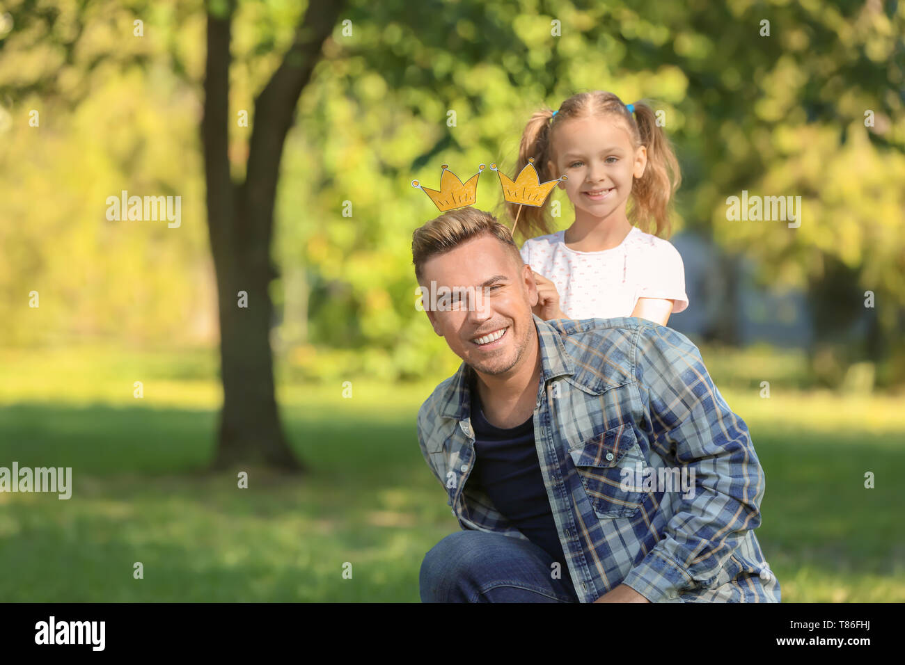 Happy father and daughter in green park Stock Photo - Alamy