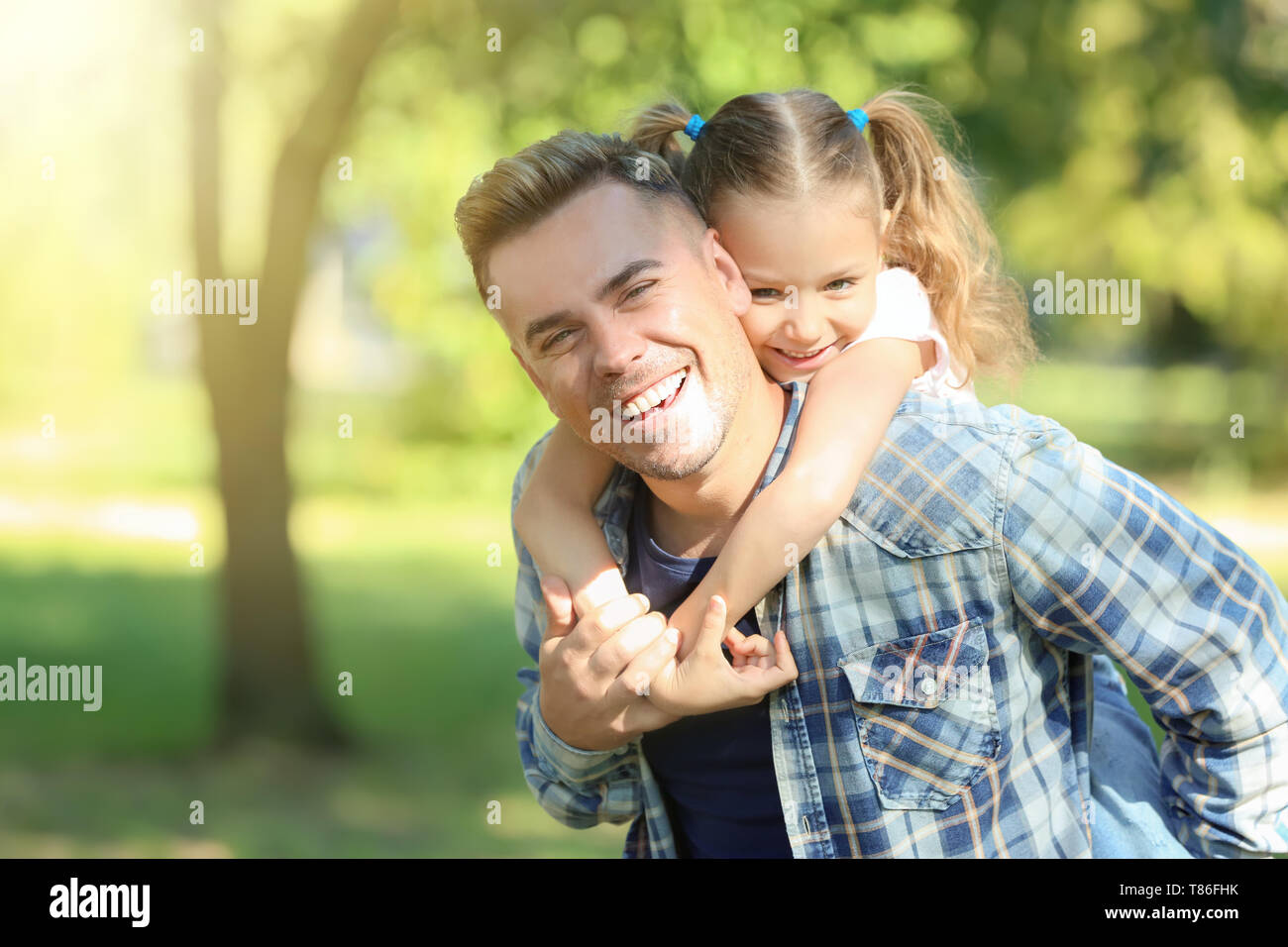 Happy father and daughter in green park Stock Photo - Alamy