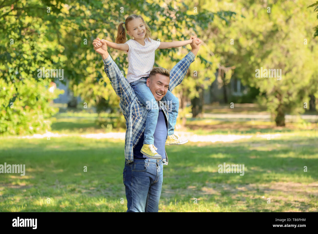Happy father and daughter in green park Stock Photo - Alamy
