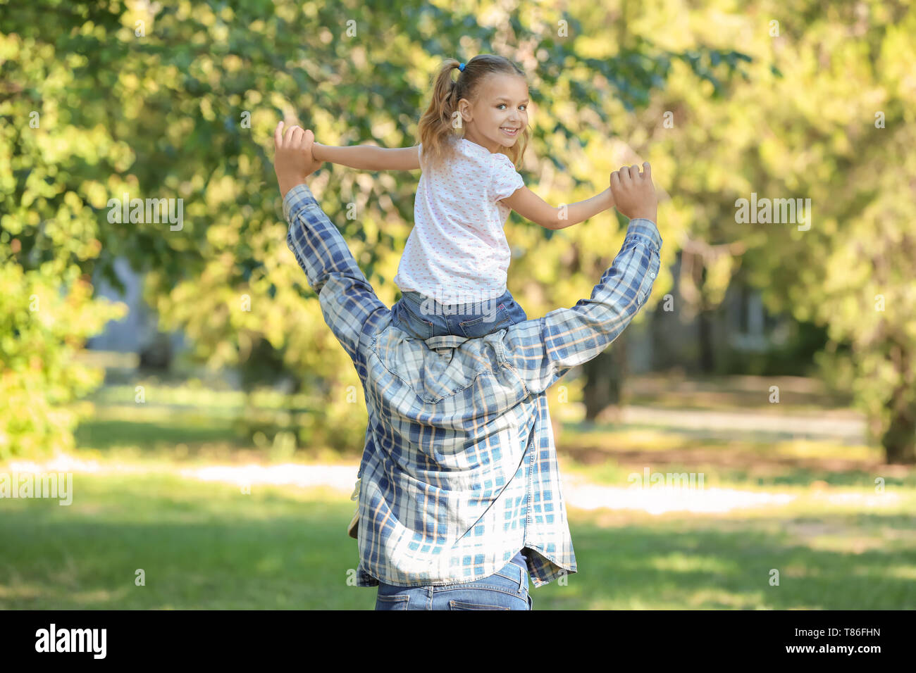 Happy father and daughter in green park Stock Photo - Alamy