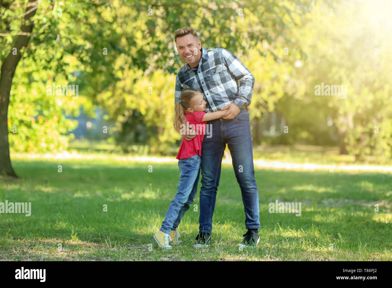 Happy father and daughter in green park Stock Photo - Alamy
