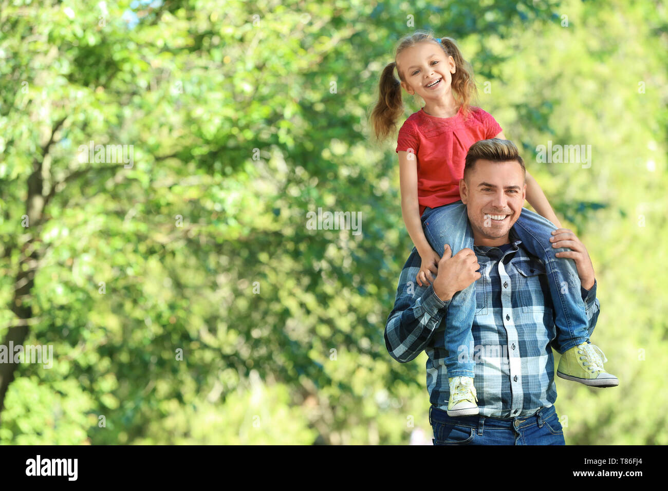 Happy father and daughter in green park Stock Photo - Alamy