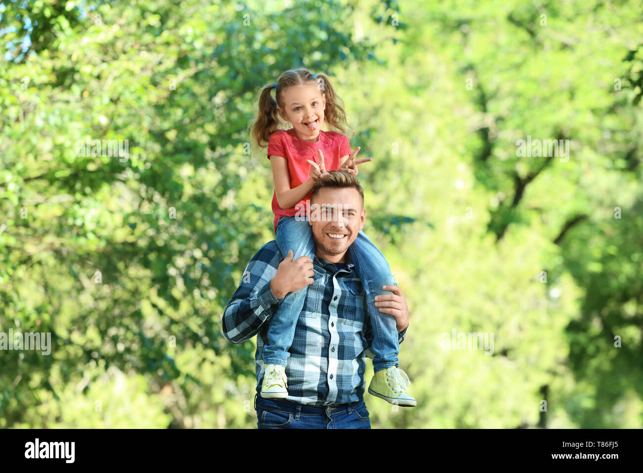 Happy father and daughter in green park Stock Photo - Alamy