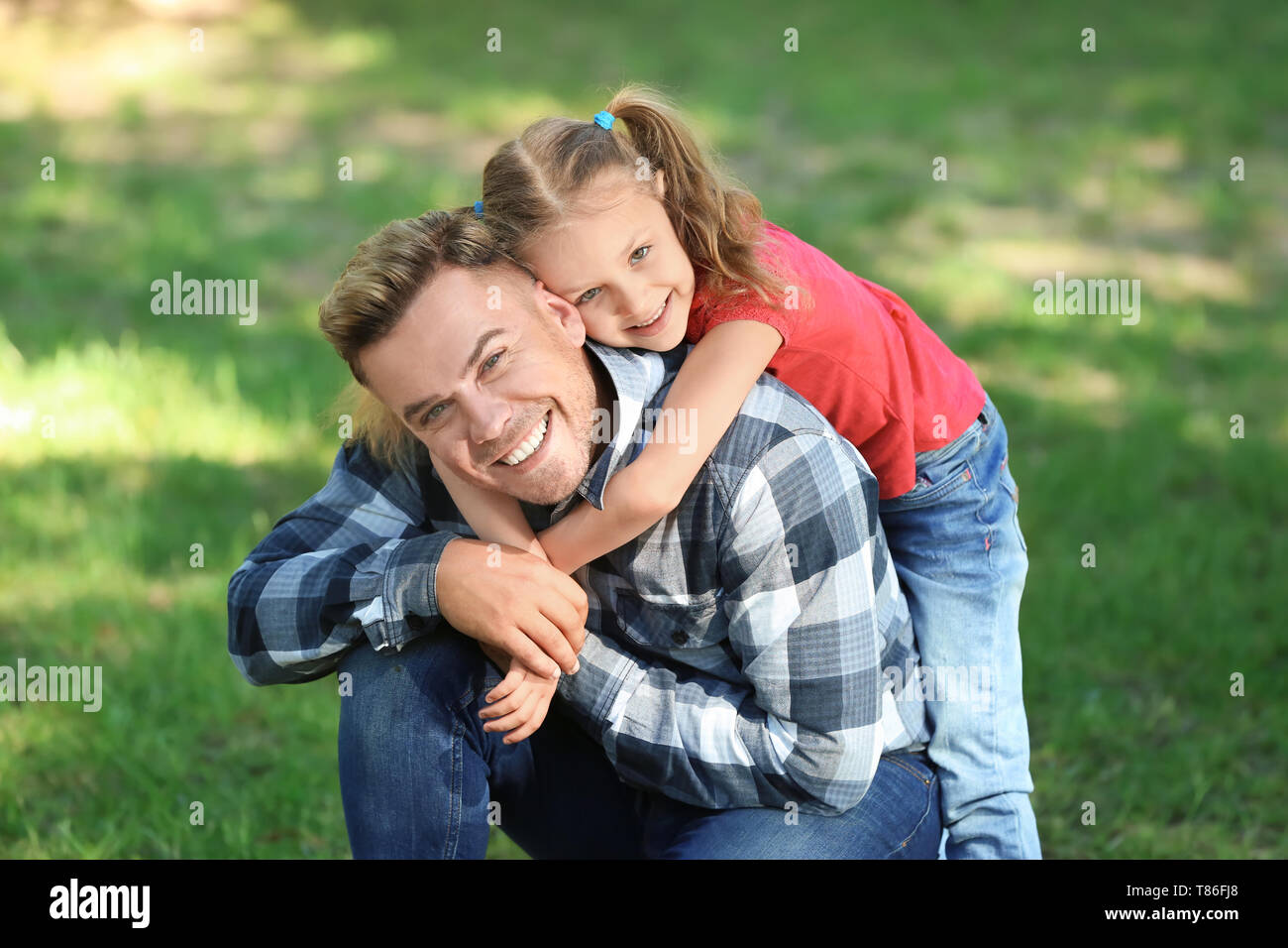 Happy father and daughter in green park Stock Photo - Alamy