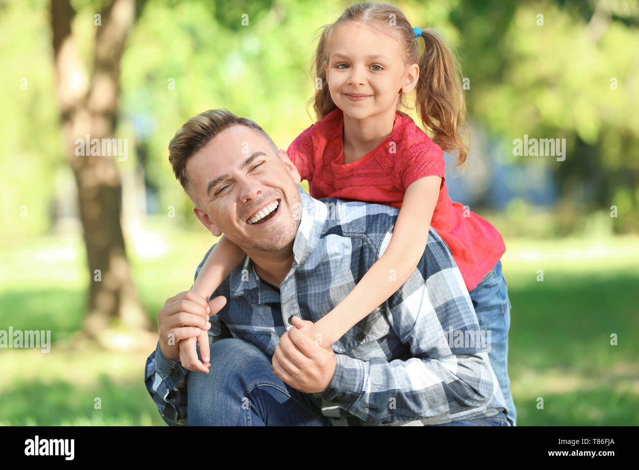Happy father and daughter in green park Stock Photo - Alamy