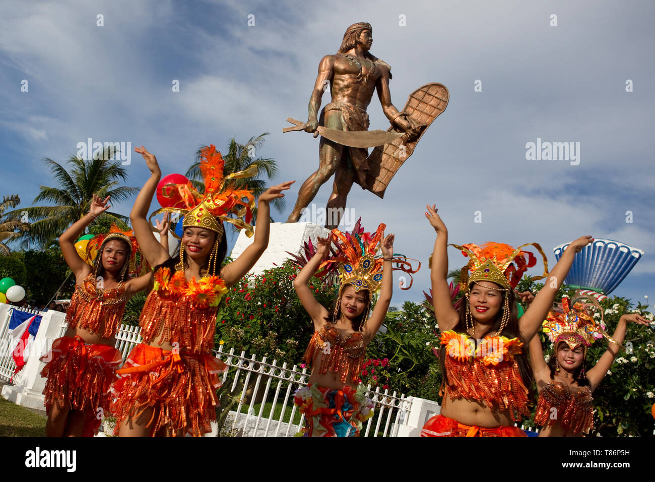 With the statue of lapu Lapu in the background,dancers perform in the annual reinactnment festival of the Battle of Mactan,Lapu Lapu, Cebu, Philippine Stock Photo