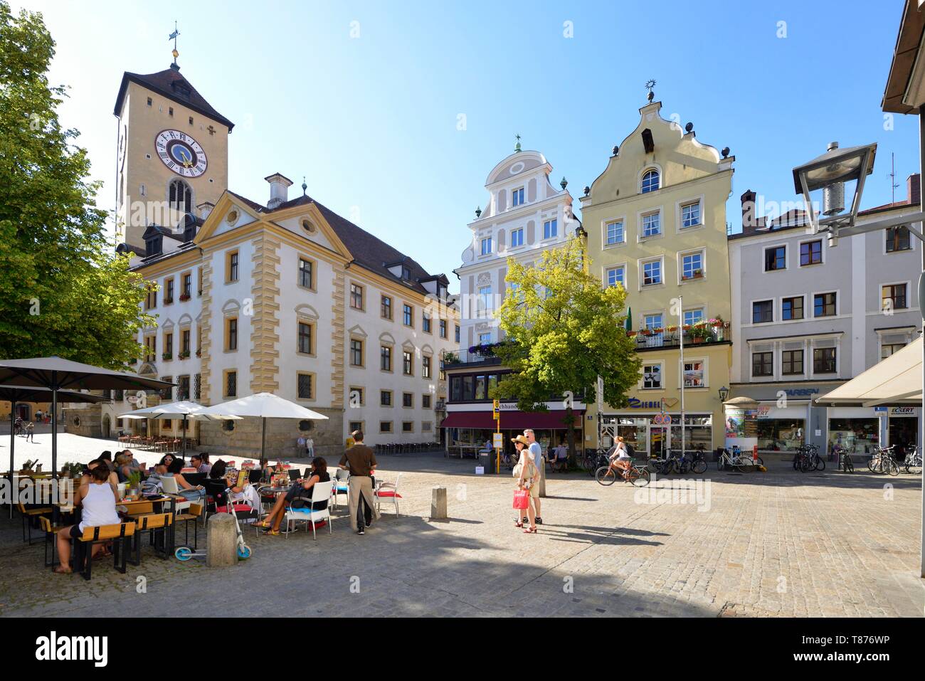 Germany, Bavaria, Upper Palatinate, Regensburg, historical center listed as World Heritage by UNESCO, Kohlenmarkt with the old town hall with its tower Stock Photo