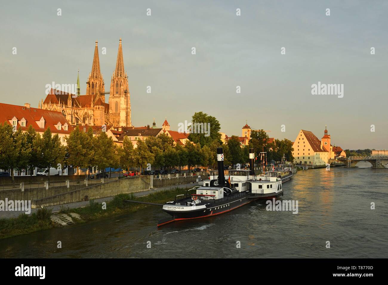 Germany, Bavaria, Upper Palatinate, Regensburg, historical center listed as World Heritage by UNESCO, old stone bridge (Steinerne Brücke) on the Danube river with Brückturm-Museum (Bridge tower museum) and St. Peter's cathedral (Dom St. Peter) Stock Photo