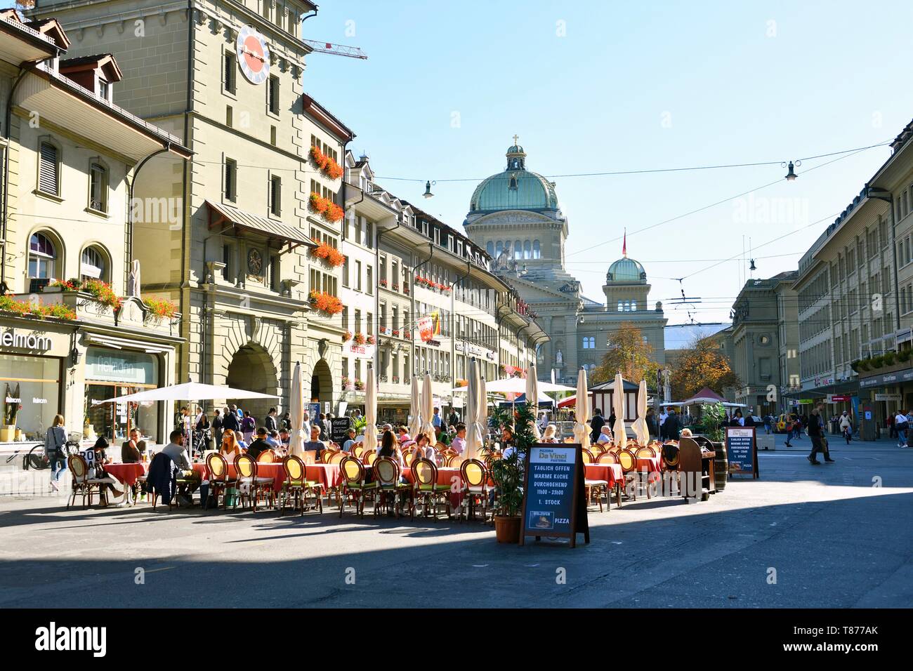 Switzerland, canton of Berne, Berne, the old town listed as World Heritage by UNESCO, Waisenhausplatz, Käfigturm (Prison Tower) and the Federal Palace (Bundeshaus) in the background Stock Photo