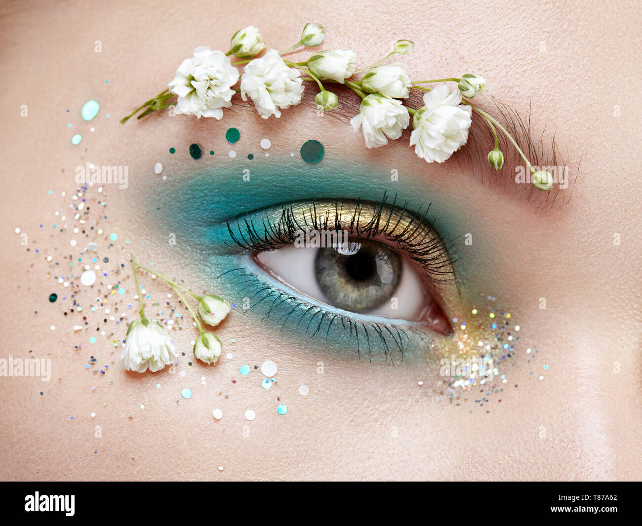 Scheur het winkelcentrum een miljard Eye makeup woman with a flowers. Spring makeup. Beauty fashion. Eyelashes.  Cosmetic Eyeshadow. Make-up detail. Creative woman floral make-up. White su  Stock Photo - Alamy