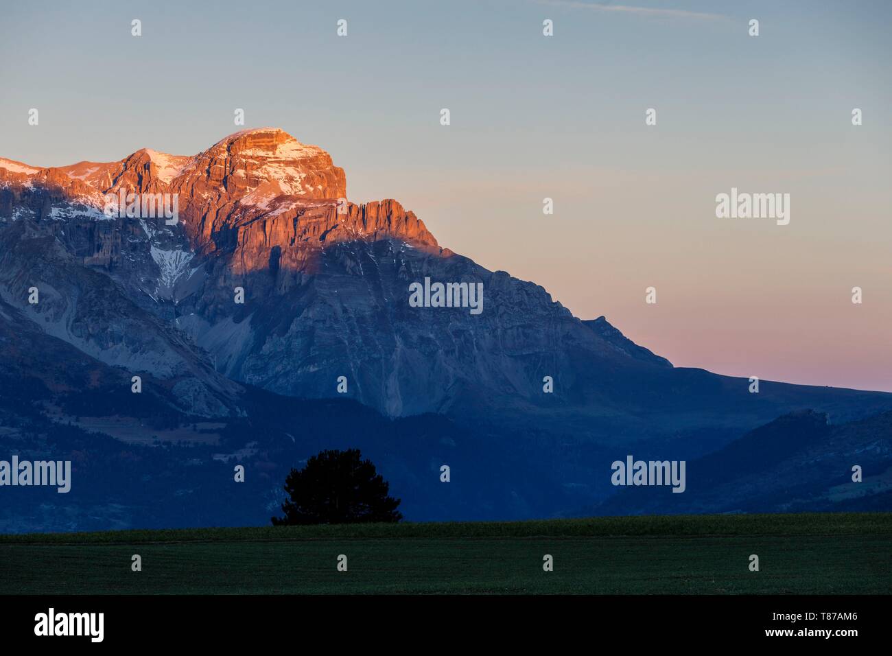 France Hautes Alpes Devoluy Massif Saint Etienne En Devoluy The Grande Tete De L Obiou 2789m Stock Photo Alamy