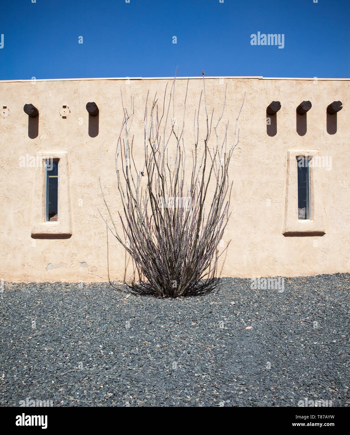 Blue window adobe building hi-res stock photography and images - Alamy