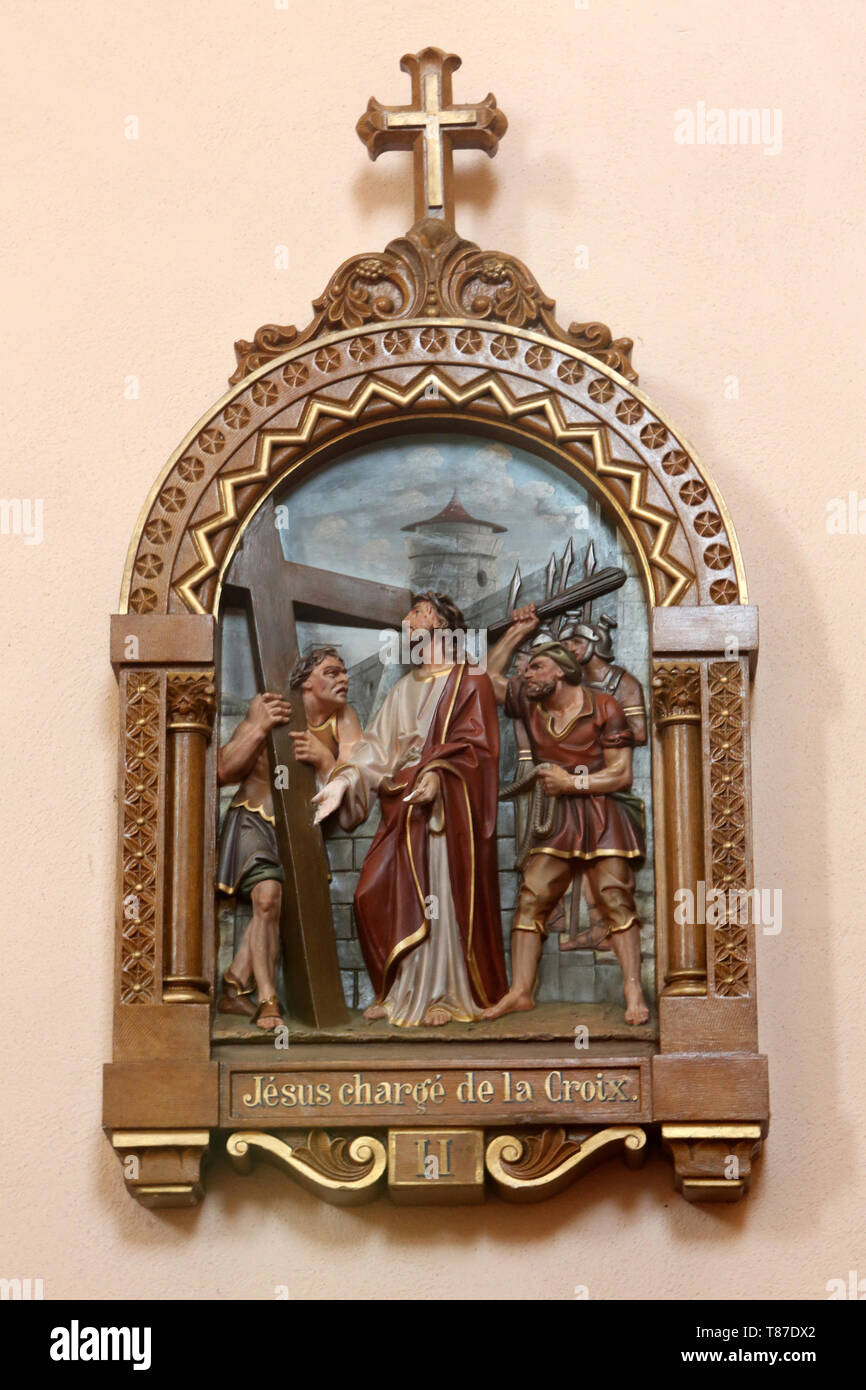 Jesus Christ Est Charge De Sa Croix Chemin De Croix Ii Eglise Saint Andre Dommancy Jesus Christ Is Charged With His Cross Stock Photo Alamy