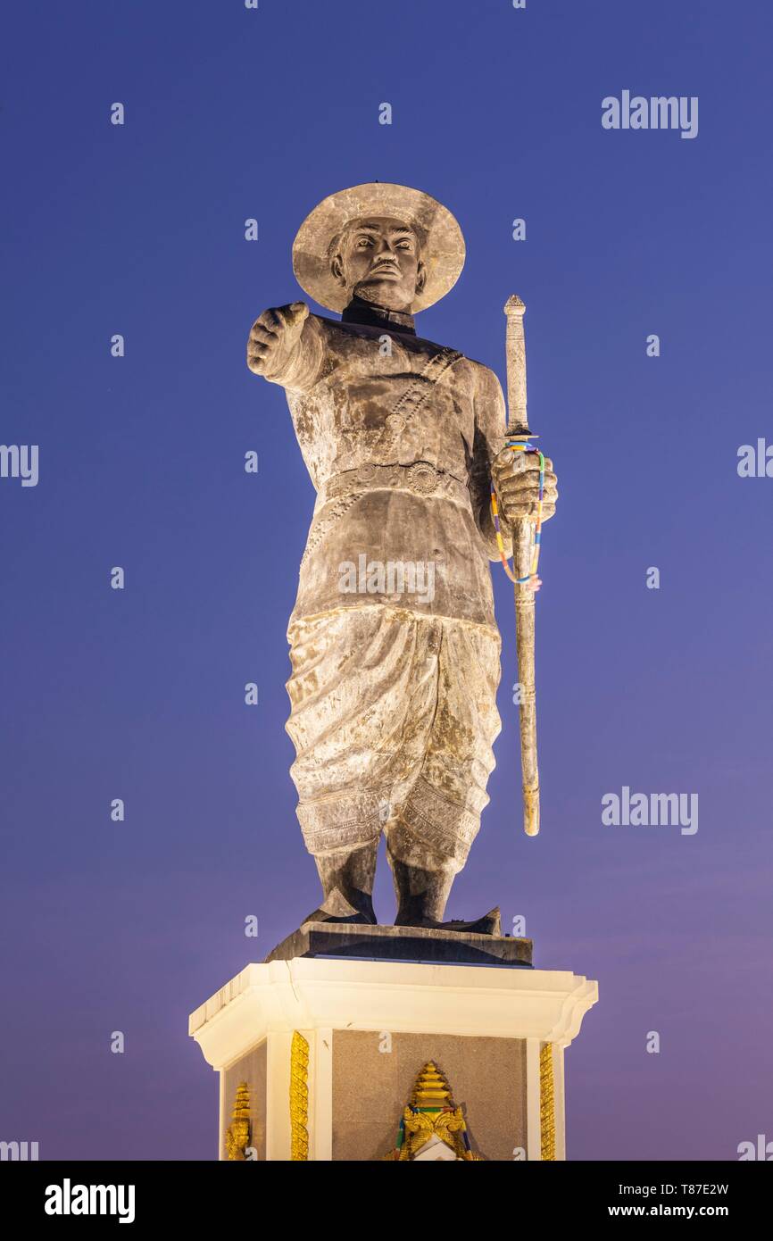 Laos, Vientiane, Mekong Riverfront, statue of former Laotian King Chao Anouvong, dawn Stock Photo