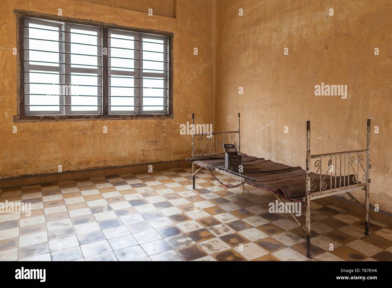 Cambodia, Phnom Penh, Tuol Sleng Museum of Genocidal Crime, Khmer Rouge prison formerly known as Prison S-21, located in old school, cell interior Stock Photo