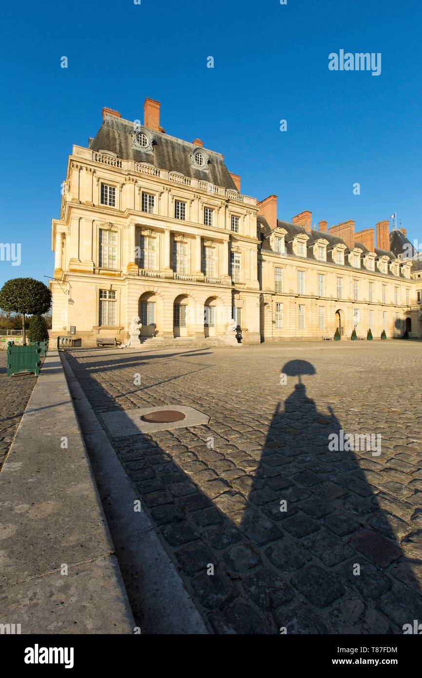 France, Seine et Marne, Fontainebleau, Fontainebleau royal castle listed as UNESCO World Heritage, the Gros Pavilion in the Cour de la Fontaine (Fountain courtyard) wich hosts the chinese museum since 1863 Stock Photo