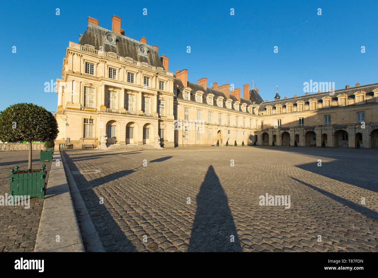 France, Seine et Marne, Fontainebleau, Fontainebleau royal castle listed as UNESCO World Heritage, the Gros Pavilion in the Cour de la Fontaine (Fountain courtyard) wich hosts the chinese museum since 1863 Stock Photo