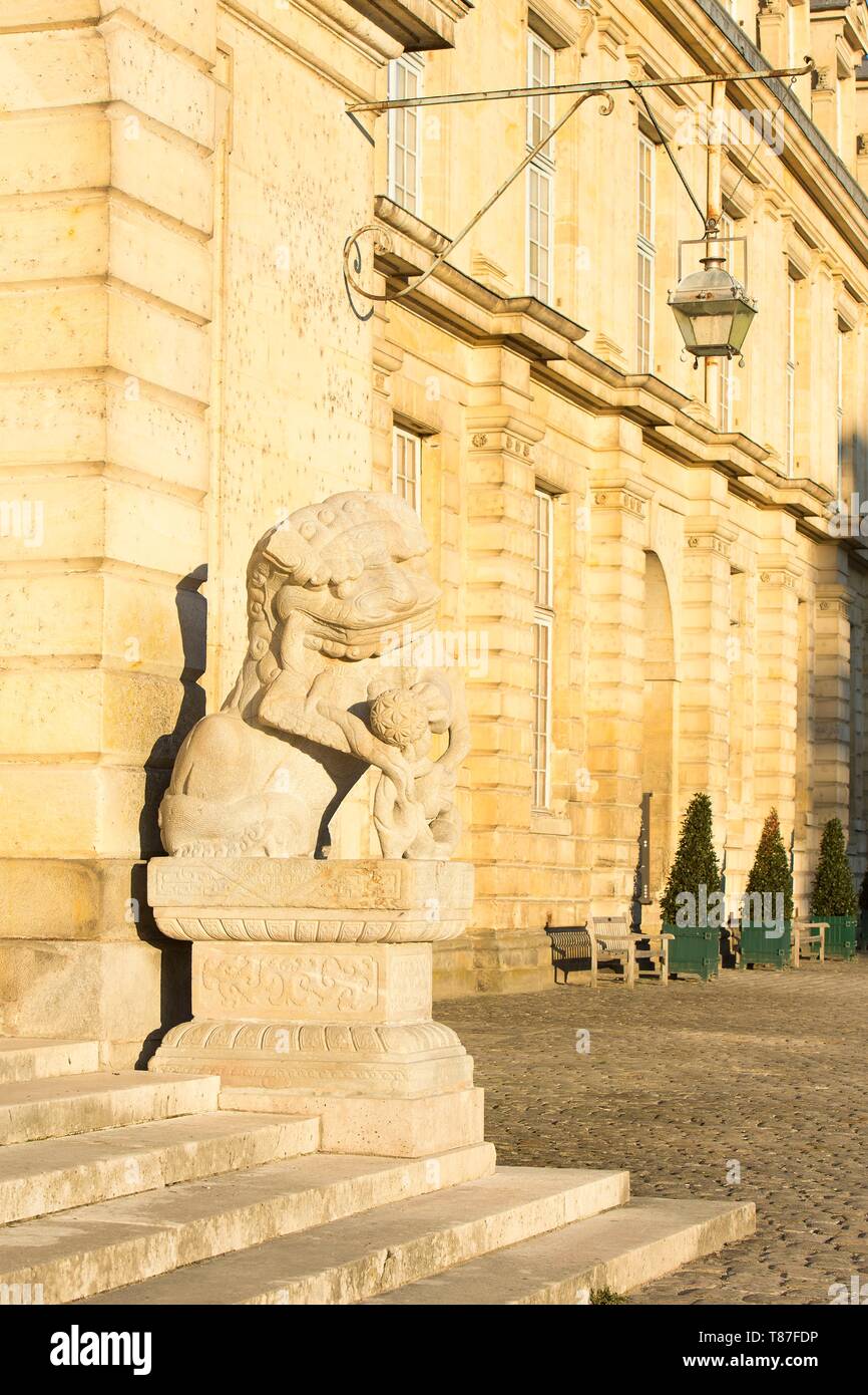 France, Seine et Marne, Fontainebleau, Fontainebleau royal castle listed as UNESCO World Heritage, sculpture of a lion located in front of the Gros Pavilion in the Cour de la Fontaine (Fountain courtyard) wich hosts the chinese museum since 1863 Stock Photo