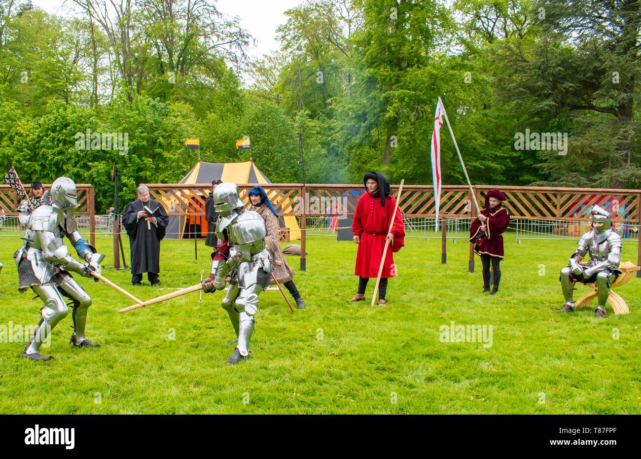 Knights foot fight in armour historical Stock Photo - Alamy