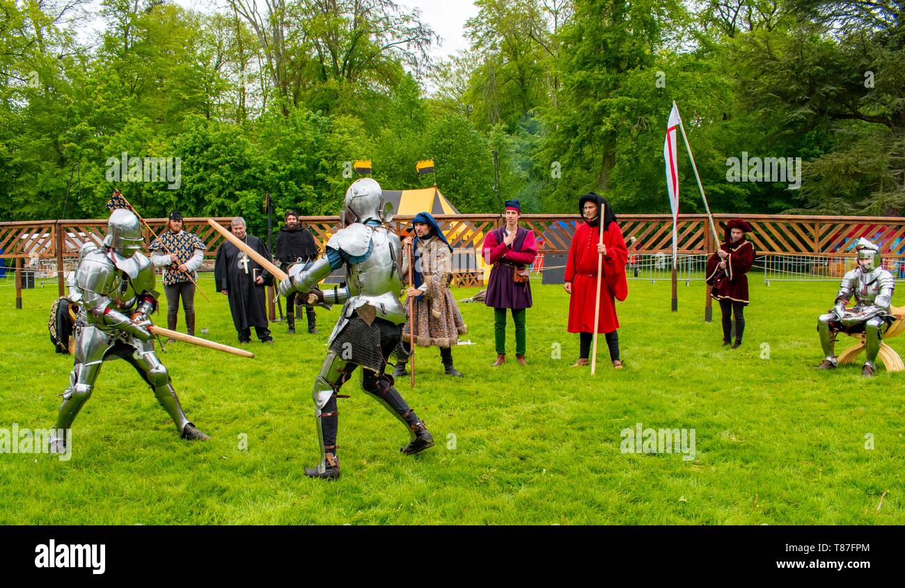 Knights foot fight in armour historical Stock Photo - Alamy
