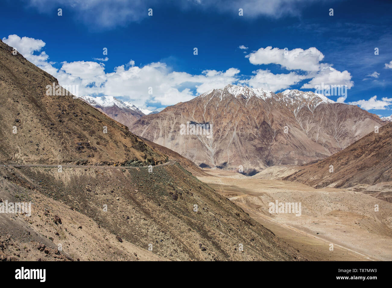 Valley of himalaya hi-res stock photography and images - Alamy